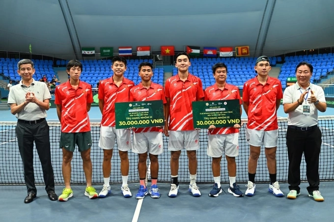 Đội tuyển quần vợt Việt Nam nhận thưởng sau khi trụ hạng ở nhóm III Davis Cup, tại cụm sân Hanaka, Bắc Ninh hôm 19/7. Ảnh: VTF