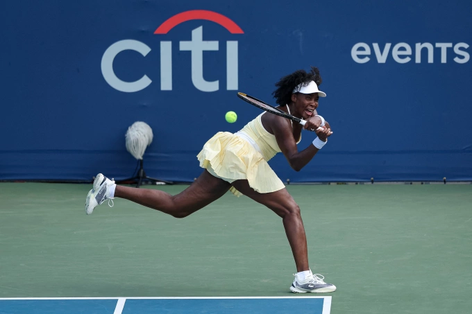 Venus Williams trả giao trong trận đánh đôi cùng đồng đội Hailey Baptiste gặp Eugenie Bouchard - Cleave Ngounoue ngày đầu giải WTA 500 Citi Open 2025 trên sân quần vợt William H.G. FitzGerald, Washington, Mỹ ngày 21/7. Ảnh: AFP