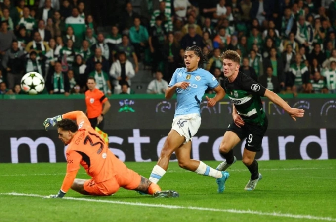 Gyokeres ghi bàn vào lưới Man City trong trận Sporting thắng 4-1 ở vòng bảng Champions League trên sân nhà Alvalade, Lisbon ngày 5/11/2024. Ảnh: Reuters