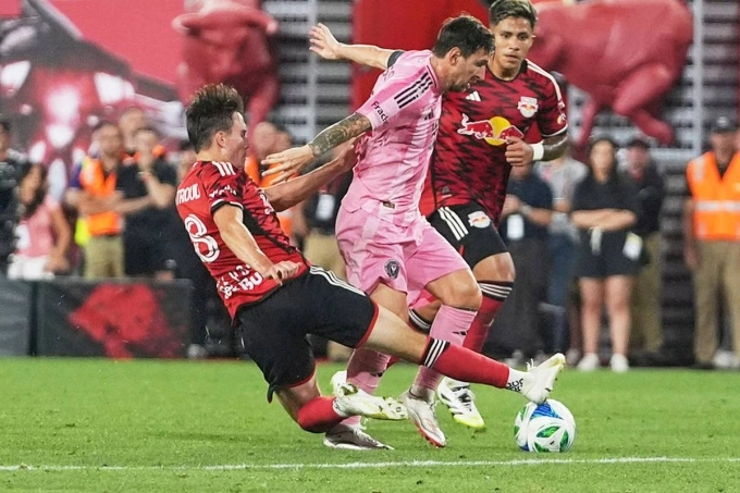 Messi (áo hồng) ghi bàn trong trận Inter Miami thắng New York Red Bulls 5-1 ở MLS hôm 20/7. Ảnh: AP