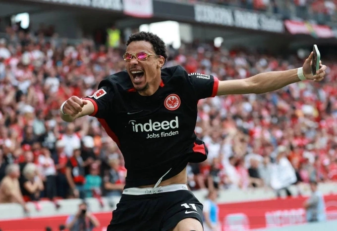 Ekitike mừng bàn cho Frankfurt tại Bundesliga 2024-2025. Ảnh: Reuters