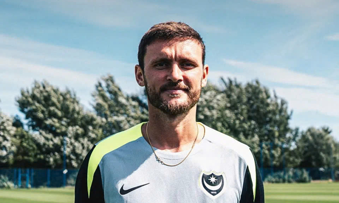 Tiền vệ 30 tuổi John Swift ký hợp đồng với Portsmouth ngày 15/7/2025, sau khi dự trại hè của PFA ở Vương quốc Anh. Ảnh: Pompey
