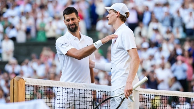 Djokovic (trái) chúc mừng Sinner sau trận bán kết Wimbledon 2025 hôm 13/7, trên sân Trung tâm All England Club ở London, Anh. Ảnh: Reuters