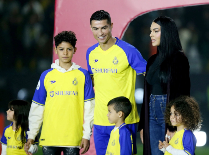 Ronaldo, Georgina (áo đen) và các con trong lễ ra mắt Al Nassr tại sân Mrsool Park ngày 3/1/2023. Ảnh: AP