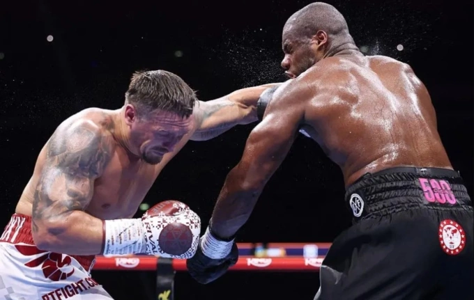 Oleksandr Usyk (phải) tung cú móc trái trúng mặt Daniel Dubois trong trận thống nhất 4 đai quyền Anh hạng nặng tại sân Wembley, London, Anh ngày 19/7/2025. Ảnh: The Ring