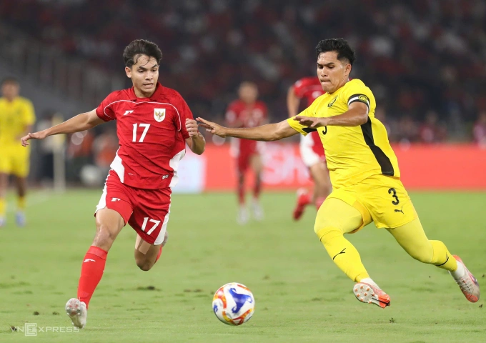 Malaysia (áo vàng) hòa Indonesia 0-0 ở lượt cuối bảng A U23 Đông Nam Á 2025, trên sân Gelora Bung Karno, Indonesia tối 21/7/2025. Ảnh: Hai Tư