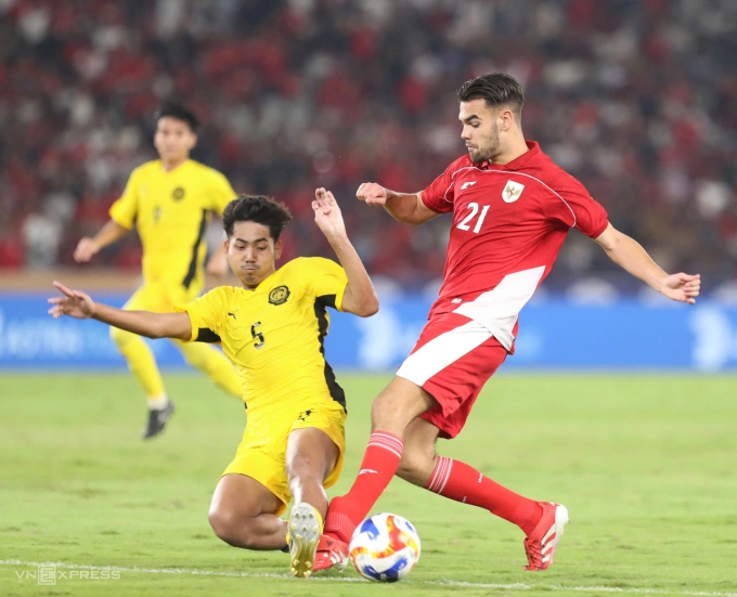 Tiền đạo Indonesia gốc Hà Lan Jens Raven (áo đỏ) đi bóng trong trận hòa Malaysia 0-0 ở lượt cuối bảng A U23 Đông Nam Á 2025, trên sân Gelora Bung Karno ngày 21/7/2025. Ảnh: Hai Tư