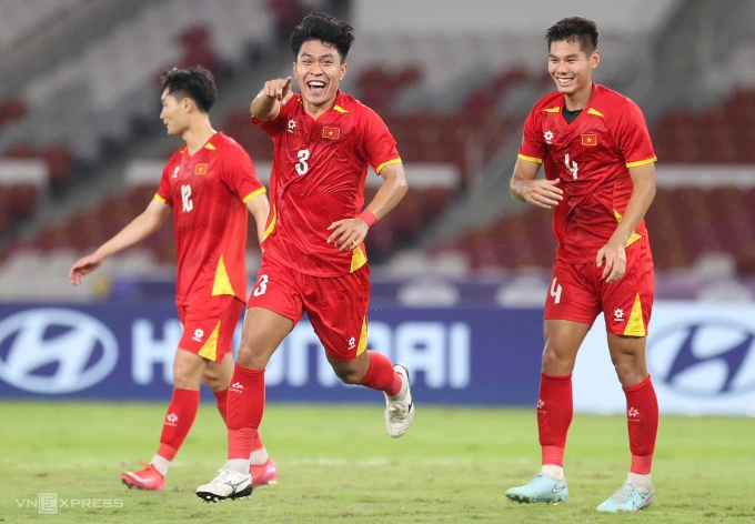 Trung vệ U23 Việt Nam Phạm Lý Đức (số 3) ăn mừng bàn mở tỷ số. Ảnh: Hai Tư