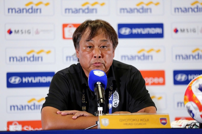 HLV Koji Gyotoku tham dự họp báo sau trận Việt Nam thắng Campuchia 2-1 ở lượt cuối bảng B U23 Đông Nam Á 2025, tại sân Gelora Bung Karno, Indonesia, ngày 22/7/2025. Ảnh: Hai Tư