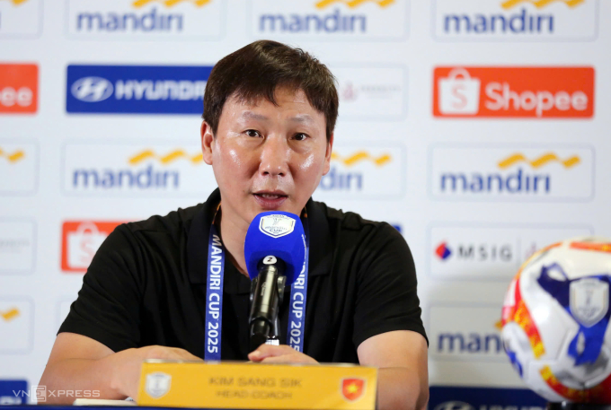 HLV Kim Sang-sik tham dự họp báo sau trận Việt Nam thắng Campuchia 2-1 ở lượt cuối bảng B U23 Đông Nam Á 2025, tại sân Gelora Bung Karno, Indonesia, ngày 22/7/2025. Ảnh: Hai Tư