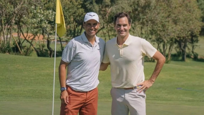 Nadal (trái) và Federer chơi golf ở khu nghỉ dưỡng Pula, Mallorca, Tây Ban Nha hôm 22/7. Ảnh: Reuters