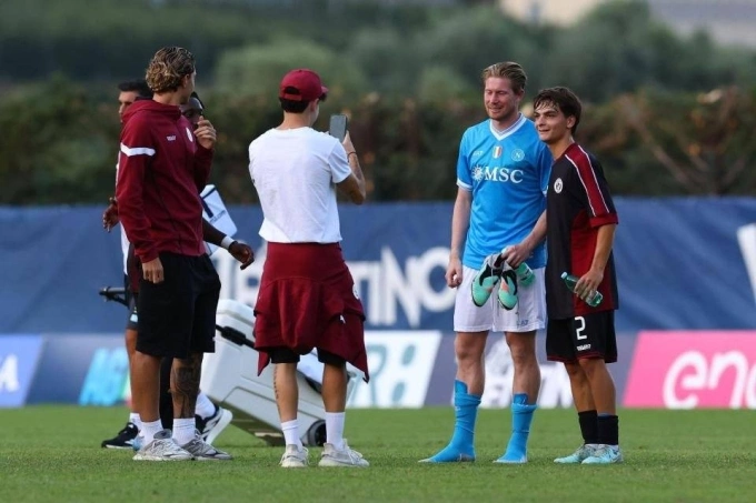 De Bruyne (áo xanh) chụp ảnh với một số cầu thủ Arezzo sau trận giao hữu tối 22/7. Ảnh: Napoli