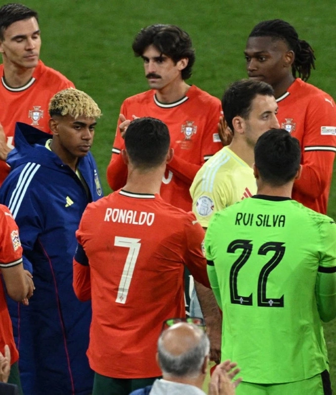 Yamal đi qua Ronaldo trong lễ trao giải sau trận chung kết Nations League ngày 8/6. Ảnh: AFP