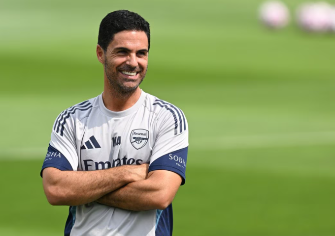 HLV Mikel Arteta tươi cười trong buổi tập đầu tiên của Arsenal tại Singapore ngày 21/7. Ảnh: Arsenal FC