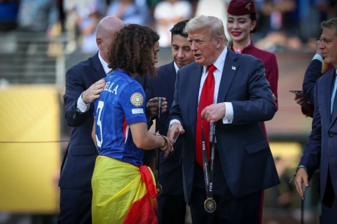 Marc Cucurella (trái) bắt tay tổng thống Mỹ Donald Trump trong buổi lễ nâng danh hiệu FIFA Club World Cup 2025 của Chelsea tại sân MetLife, New Jersey ngày 13/7. Ảnh: Shutterstock