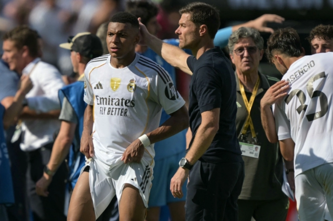 HLV Xabi Alonso (áo đen) an ủi Kylian Mbappe sau khi Real thua PSG 0-4 ở bán kết FIFA Club World Cup tối 9/7/2025. Ảnh: Reuters