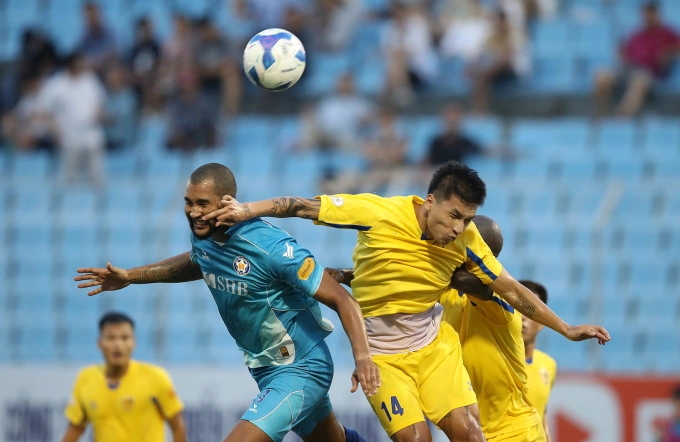 Quảng Nam (áo vàng) thắng Đà Nẵng 3-2 ở vòng 3 V-League-2024-2025, tại sân Hòa Xuân, Đà Nẵng ngày 29/9/2024. Ảnh: VPF