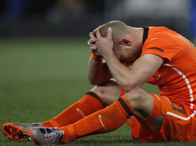 Sneijder thất vọng khi Hà Lan thua Tây Ban Nha 0-1 trong trận chung kết World Cup 2010. Ảnh: AP