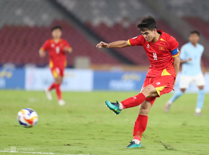 Khuất Văn Khang dứt điểm trong trận Việt Nam thắng Campuchia 2-1 ở lượt cuối bảng C U23 Đông Nam Á 2025, tại sân Gelora Bung Karno, Indonesia ngày 22/7/2025. Ảnh: Hai Tư