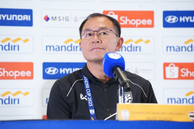 HLV Thawatchai Damrong-Ongtrakul tham dự họp báo trước trận Thái Lan gặp Indonesia tại bán kết U23 Đông Nam Á 2025, ở sân Gelora Bung Karno, Indonesia, ngày 24/7/2025. Ảnh: FAT