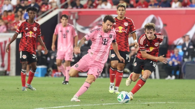 Messi (giữa) đi bóng trong trận Inter Miami thắng New York Red Bulls 5-1 hôm 20/7. Ảnh: Reuters