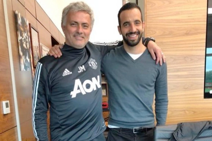 Mourinho (trái) tiếp Amorim khi còn dẫn dắt Man Utd năm 2018. Ảnh: Man Utd