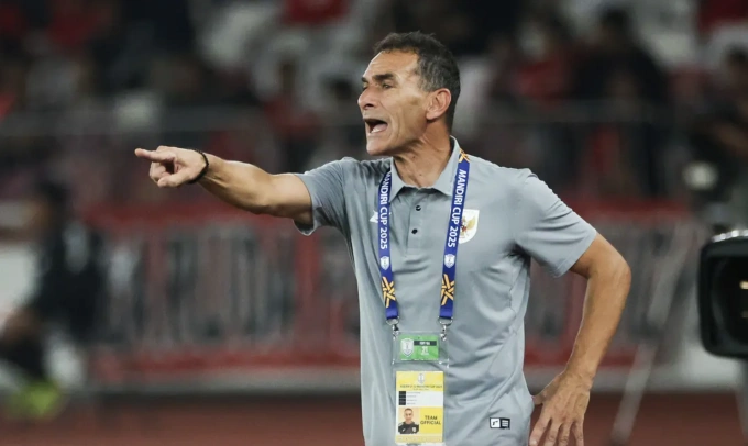 HLV Gerald Vanenburg chỉ đạo trong trận Indonesia hòa Malaysia 0-0 ở lượt cuối bảng A U23 Đông Nam Á 2025, trên sân Gelora Bung Karno, Indonesia ngày 21/7/2025. Ảnh: Bola