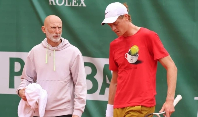 Sinner (phải) và HLV Ferrara tại Roland Garros 2024 ở Paris, Pháp. Ảnh: Reuters
