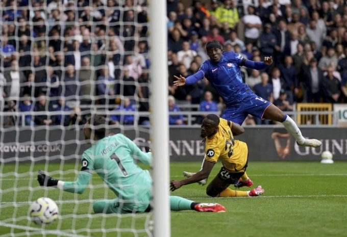 Noni Madueke ghi bàn, lập hat-trick trong trận Chelsea thắng Wolves 6-2 ở vòng 2 Ngoại hạng Anh trên sân Molineux, Wolverhampton, Anh ngày 25/8/2024. Ảnh: AP