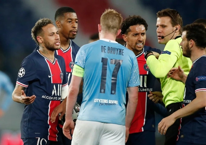 Neymar (trái) và các cầu thủ PSG phàn nàn với Brych (áo vàng) trong trận thua Man City 1-2 ở bán kết lượt đi Champions League 2020-2021. Ảnh: Reuters