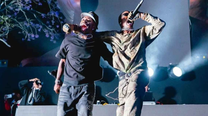 Vinicius (trái) trên sân khấu cùng rapper người Mỹ Travis Scott. Ảnh: Instagram / vinijr