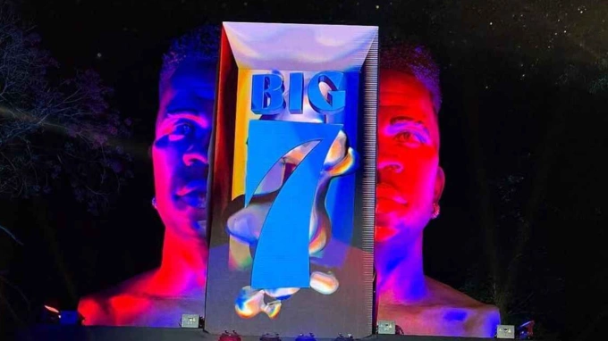 bức tượng bán thân khổng lồ của Vinicius. Ảnh: Instagram / vinijr