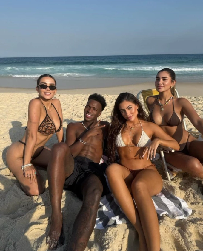 Vinicius chụp ảnh cùng ba người mẫu tại bãi biển ở Brazil. Ảnh: Instagram / Dania Mendez