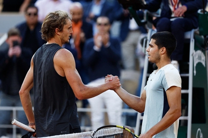 Zverev (trái) chúc mừng Alcaraz sau trận chung kết Roland Garros 2024, trên sân Philippe Chatrier, Paris, Pháp. Ảnh: Reuters
