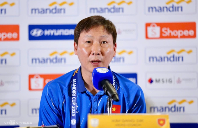 HLV Kim Sang-sik tham dự họp báo trước trận Việt Nam gặp Philippines tại bán kết U23 Đông Nam Á 2025, ở sân Gelora Bung Karno, Indonesia, ngày 24/7/2025. Ảnh: Hai Tư