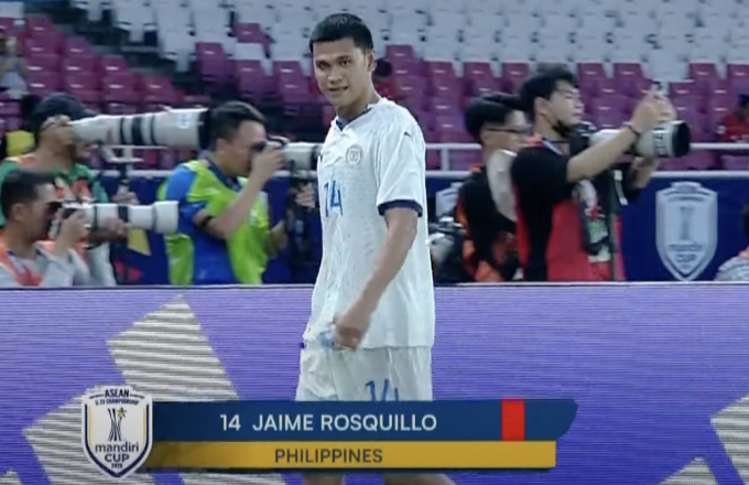 Trung vệ U23 Philippines Jaime Rosquillo rời sân sau khi nhận thẻ đỏ trực tiếp. Ảnh: Chụp màn hình