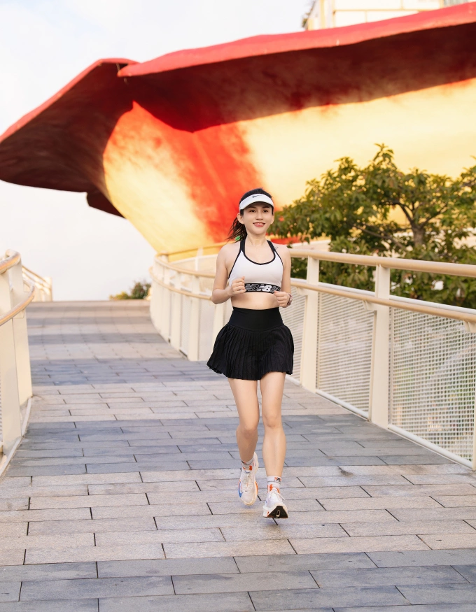 Runner tập chạy đổ dốc tại Sala, TP HCM. Ảnh: Kacey Ngô