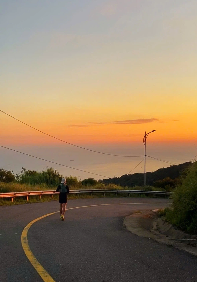 Một runner tập chạy đổ dốc trên núi Sơn Trà, Đà Nẵng. Ảnh: Trịnh Hiếu