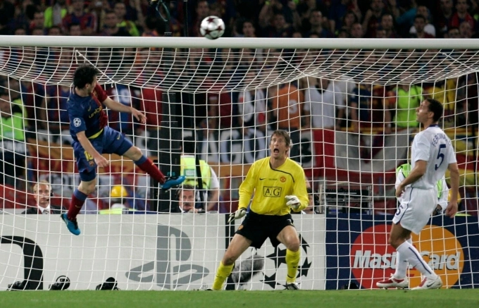 Messi đánh đầu ghi bàn vào lưới Man Utd trong trận chung kết Champions League 2009 trên sân Olimpico, Rome, Italy. Ảnh: AP