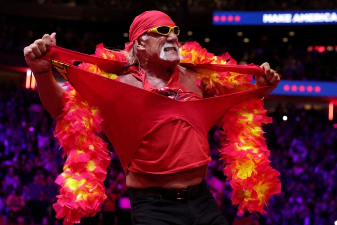 Hulk Hogan xé áo trong một cuộc vận động tranh cử cho ứng cử viên tổng thống đảng Cộng hòa và cựu Tổng thống Mỹ Donald Trump, tại Madison Square Garden, Thành phố New York, Mỹ ngày 27/10/2024. Ảnh: Reuters