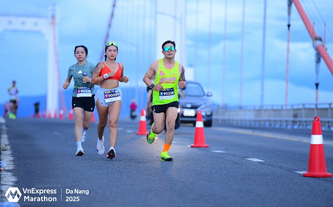 Runner đổ dốc cầu Thuận Phước trên đường chạy VnExpress Marathon Đà Nẵng ngày 20/7/2025. Ảnh: VnExpress Marathon