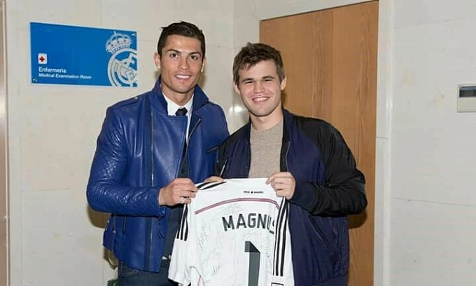 Ronaldo (trái) tặng áo Real Madrid số 1 cho Magnus Carlsen, tại bản doanh CLB ở Valdebebas, thành phố Madrid, Tây Ban Nha tháng 12/2014. Ảnh: Pinterest