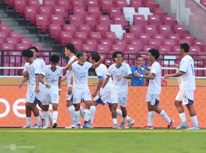 Javier Mariona (số 20) cùng các cầu thủ Philippines mừng bàn mở tỷ số trong trận thua Việt Nam 1-2 ở bán kết U23 Đông Nam Á 2025, tại sân Gelora Bung Karno, Indonesia, ngày 25/7/2025. Ảnh: Hai Tư