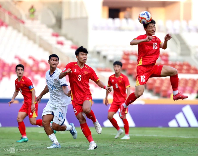 Nguyễn Xuân Bắc (phải) đánh đầu ấn định chiến thắng 2-1 cho U23 Việt Nam. Ảnh: Hai Tư