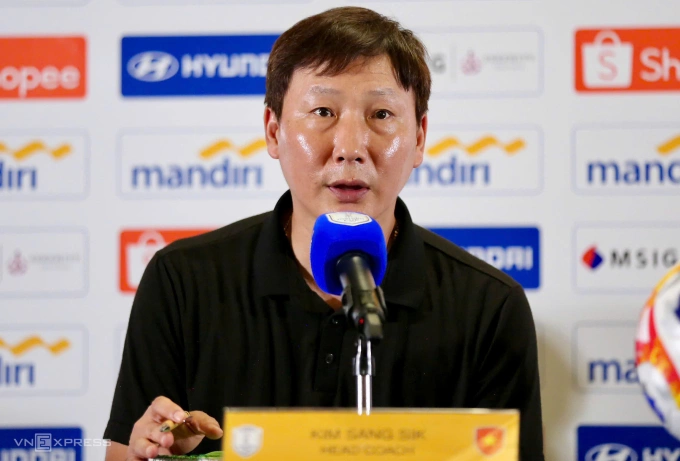 HLV Kim Sang-sik họp báo sau trận bán kết Việt Nam - Philippines tại giải U23 Đông Nam Á 2025, tối 25/7 tại sân Bung Karno, Indonesia. Ảnh: Anh Khoa