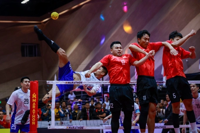 Ba cầu thủ VIệt Nam, Nguyễn Văn Lý, Đầu Văn Hoàng và Vương Minh Châu (từ trái sang) chắn cú móc cầu của Phutawan Sopa trong trận bán kết giải cầu mây thế giới, nội dung 4 nam, tại trung tâm thương mại Central Hatyai, tỉnh Songkhla, Thái Lan tối 25/7/2025. Ảnh chụp màn hình