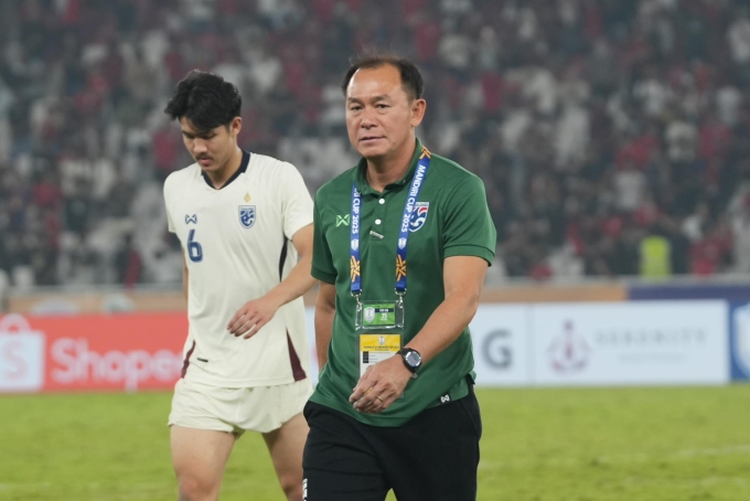 HLV Thawatchai Damrong-Ongtrakul (áo xanh) trong trận Thái Lan hòa Indonesia 1-1 ở 120 phút rồi thua 6-7 tại loạt luân lưu bán kết U23 Đông Nam Á 2025, trên sân Gelora Bung Karno, Indonesia, ngày 25/7/2025. Ảnh: FAT