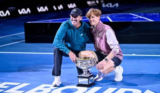 Sinner mừng chức vô địch Australia Mở rộng 2025 với HLV Cahill, trên sân Rod Laver, Melbourne hồi tháng 1. Ảnh: Reuters