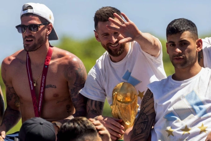 De Paul (trái) và Messi (giữa) diễu hành mừng World Cup 2022 tại Argentina. Ảnh: AP