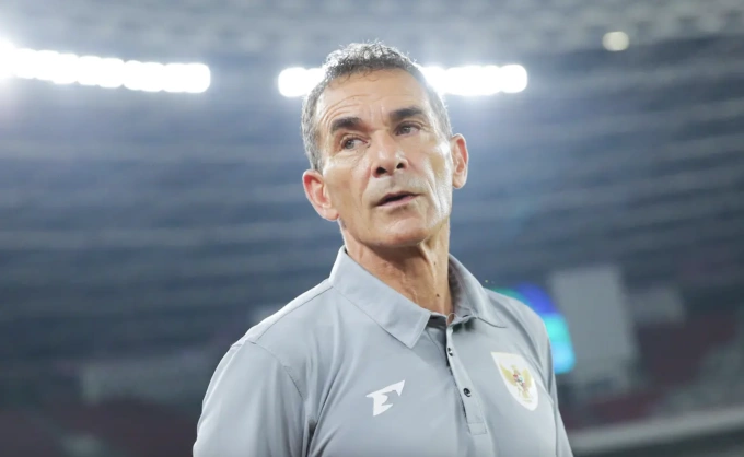 HLV Gerald Vanenburg trong trận Indonesia hòa Thái Lan 1-1 ở 120 phút rồi thắng 7-6 tại loạt luân lưu bán kết U23 Đông Nam Á 2025, trên sân Gelora Bung Karno, Indonesia, ngày 25/7/2025. Ảnh: Bola